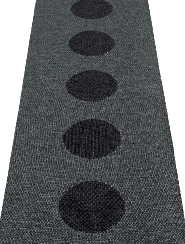 Pappelina Teppich VERA 2.0 Bio Edition Black/Black Metallic 70 x 200 cm V2X720