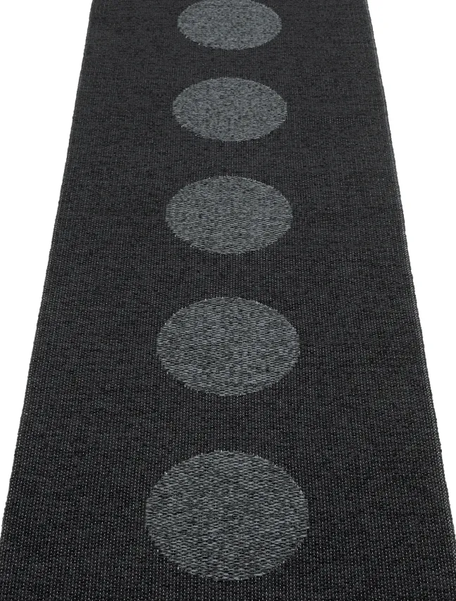 Pappelina Teppich VERA 2.0 Bio Edition Black/Black Metallic 70 x 200 cm V2X720