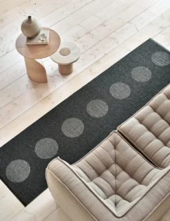Pappelina Teppich VERA 2,0 Bio Edition Black/Black Metallic 70 x 280 cm V2X728