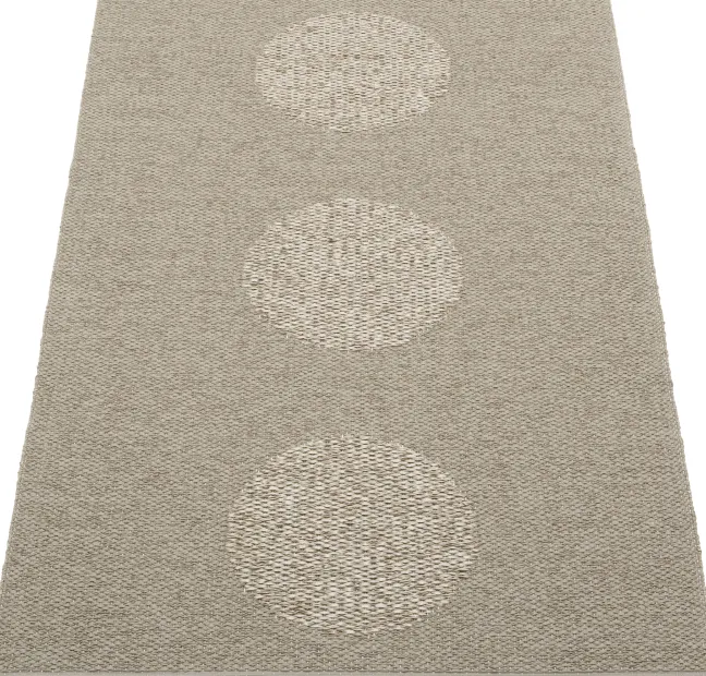 Pappelina Teppich VERA 2.0 Bio Edition Dark Linen/Linen Metallic 70 x 120 cm V29G712