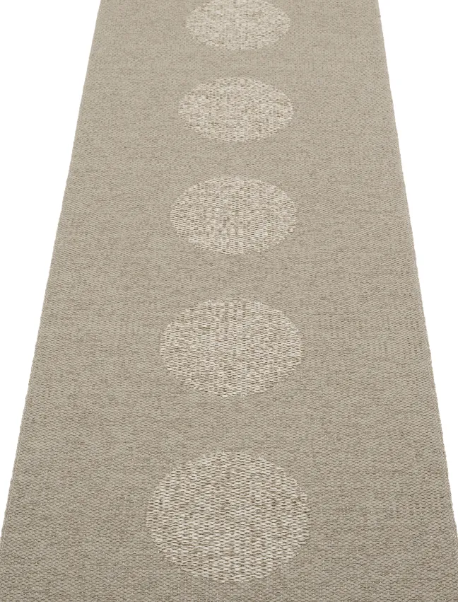 Pappelina Teppich VERA 2.0 Bio Edition Dark Linen/Linen Metallic 70 x 200 cm V29G720