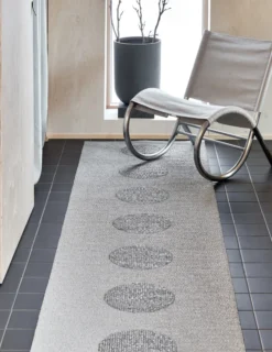 Pappelina Teppich VERA 2,0 Bio Edition Grey/Granit Metallic 70 x 280 cm V29728