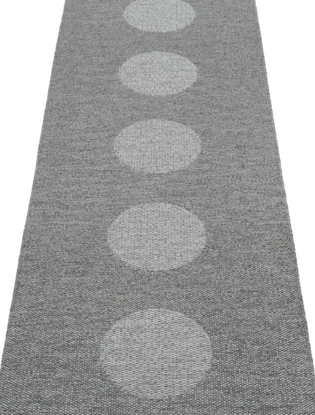Pappelina Teppich VERA 2,0 Bio Edition Grey/Granit Metallic 70 x 200 cm V29720