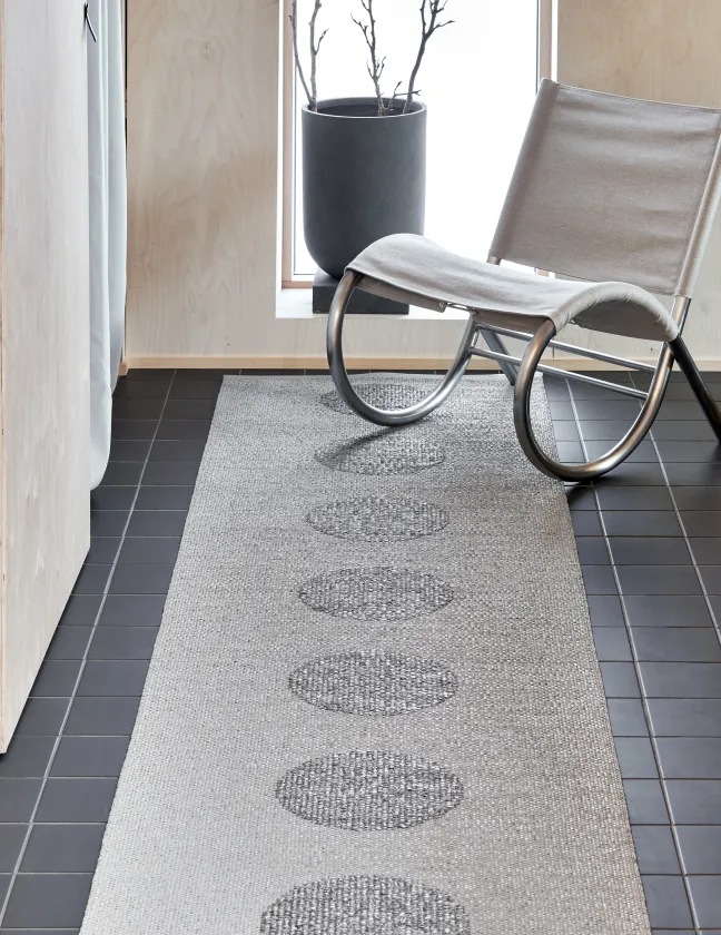 Pappelina Teppich VERA 2,0 Bio Edition Grey/Granit Metallic 70 x 200 cm V29720