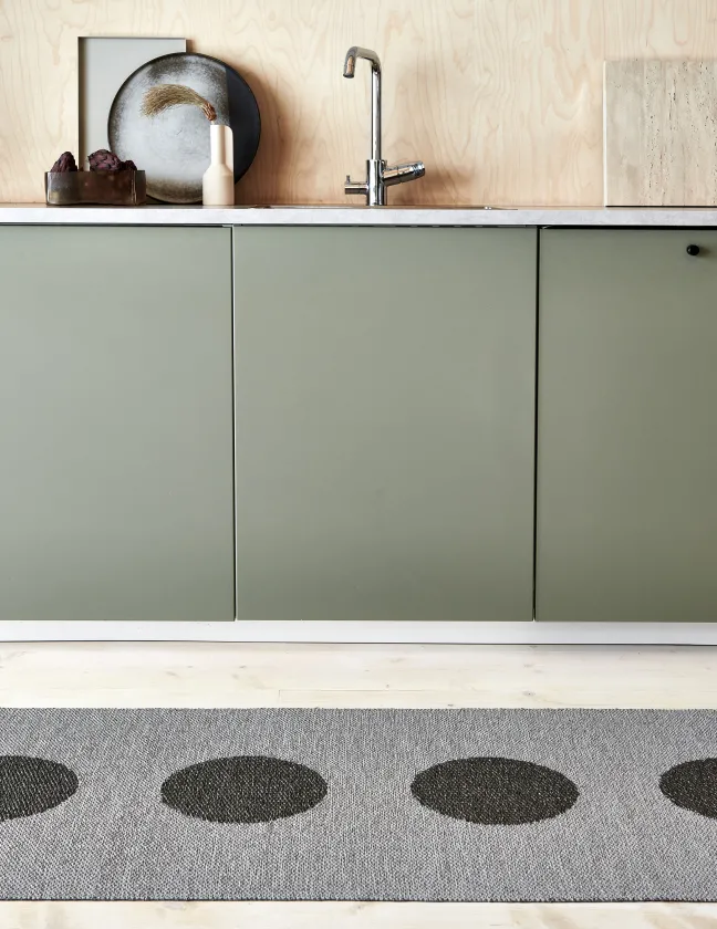 Pappelina Teppich VERA 2,0 Bio Edition Grey/Granit Metallic 70 x 200 cm V29720