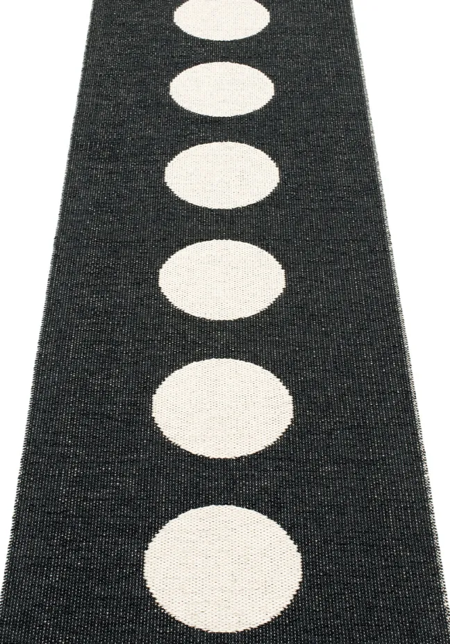 Pappelina Teppich Vera Black 70 x 225 cm VEX722
