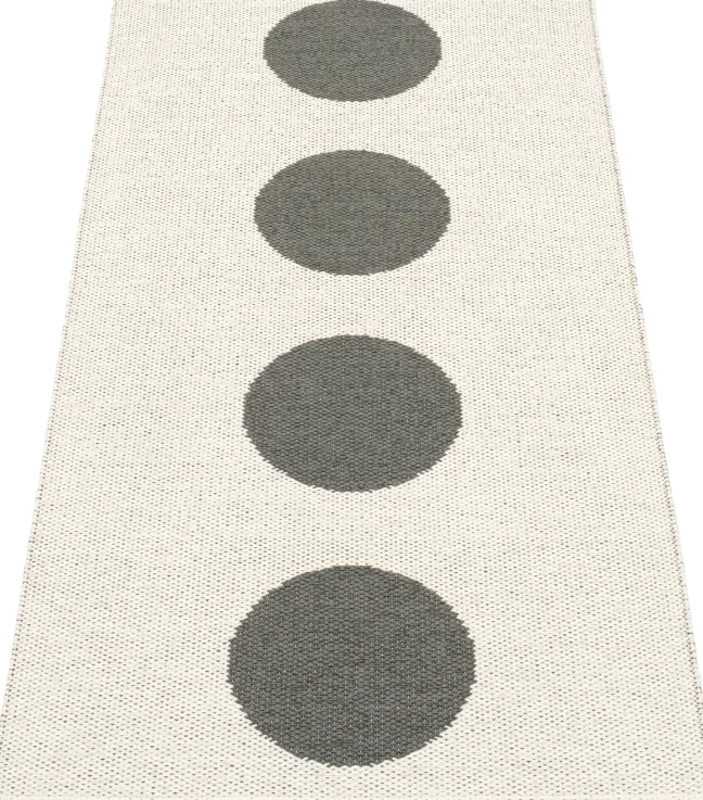 Pappelina Teppich Vera Charcoal Vanilla 70 x 150 cm VE9A715