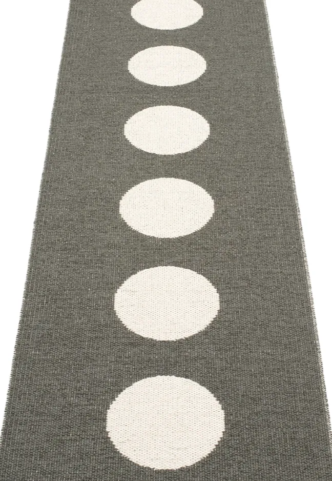 Pappelina Teppich Vera Charcoal Vanilla 70 x 225 cm VE9A722