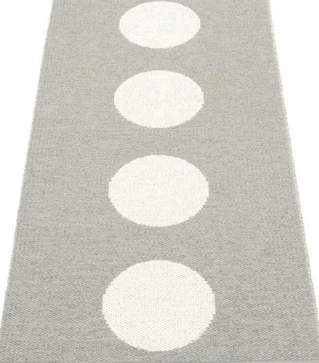 Pappelina Teppich Vera Warm grey Vanilla 70 x 150 cm VE9D715