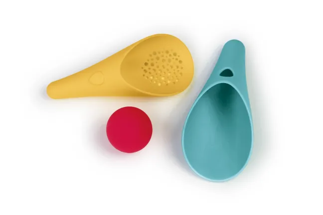 Quut Cuppi Sandspielzeug Schaufel, Sieb & Ball Banana Blue