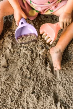 Quut Raki Sandspielzeug Rechen & Schaufel Lavender