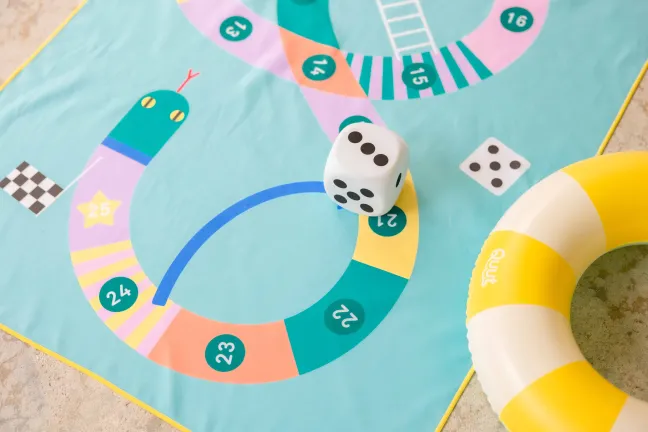 Quut Spieltuch L (180 x 100cm) Snakes & Ladders