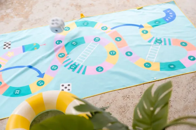 Quut Spieltuch L (180 x 100cm) Snakes & Ladders