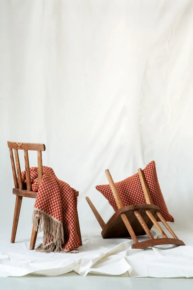 Roros Tweed ISAK Lammwolldecke 150 x 210cm Rot Sumac Throw 5353