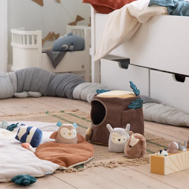 Sebra Aktivitätsspielzeug Versteckspiel Baumstumpf braun