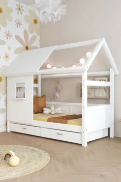 THUKA Nordic Hausbett Romantic mit halb geschlossener Front, Dachpanele und 2 Schubladen weiß