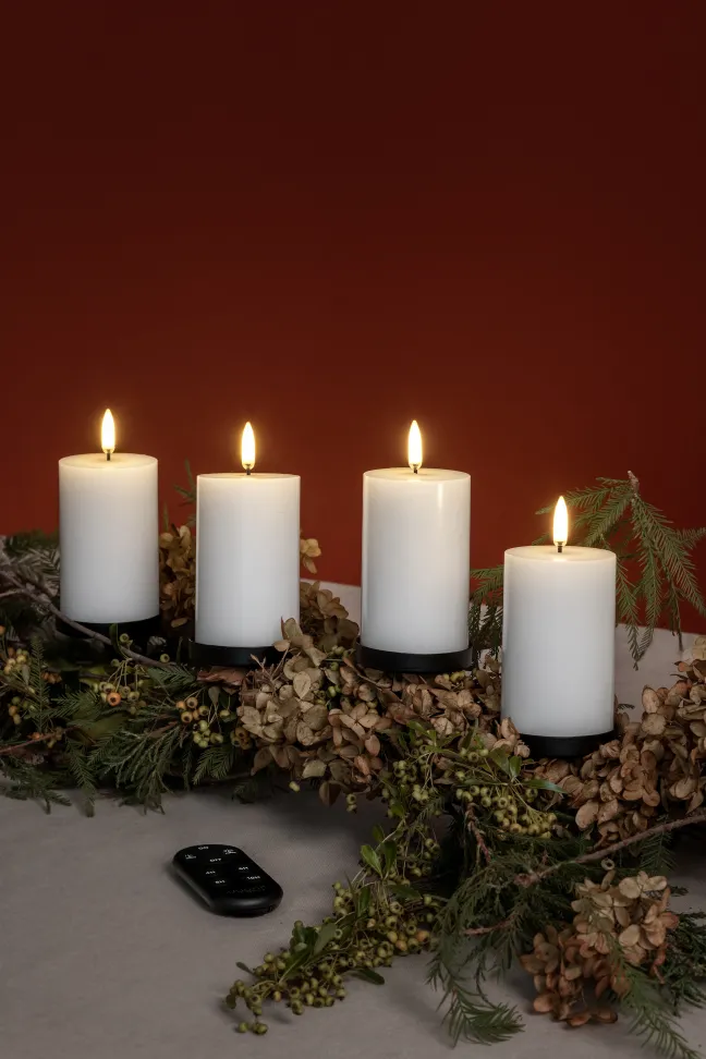 UYUNI Geschenkbox LED 4 Stumpenkerzen mit Kerzenhalter und Fernbedienung Smooth Nordic white