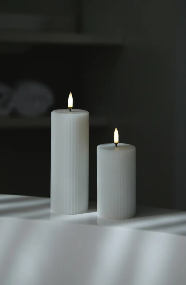 UYUNI LED Kerze Grooved 5,8x10 cm Nordic White