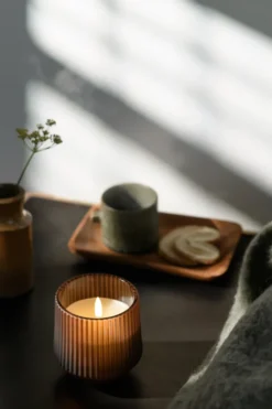 UYUNI Scented LED Duftkerze im Glas 8,5x9,5 cm Awaken brown