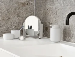 ZONE Denmark Tischspiegel mit 5x Vergröẞerung Ume Soft grau